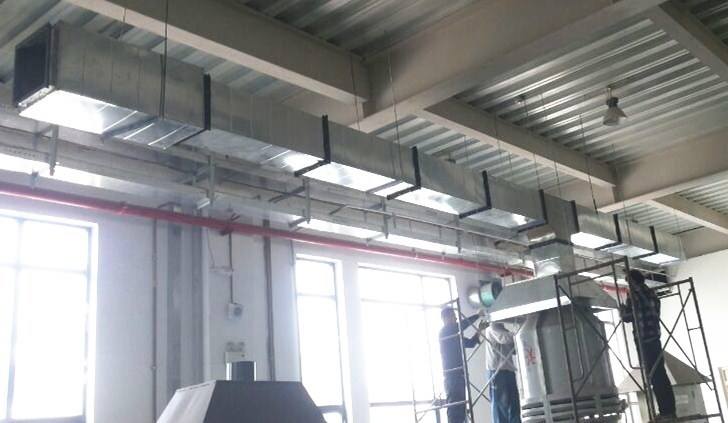 五星級(jí)酒店的防火與防排煙系統(tǒng) 上次簡(jiǎn)單介紹了山東金光集團(tuán)通過公平競(jìng)標(biāo)方式獲得通州區(qū)五星級(jí)酒店的整體中央空調(diào)從通風(fēng)，制冷，防排煙等工程的安裝施工，那么今天說一下酒店的防火與防排煙系統(tǒng)。當(dāng)然離不開消防排煙風(fēng)機(jī)和防排煙防火閥設(shè)備的。 通風(fēng)空調(diào)系統(tǒng)原則上按使用功能及防火分區(qū)劃分為若干系統(tǒng)，風(fēng)管穿越防火分區(qū)及變形縫等處設(shè)電動(dòng)排煙